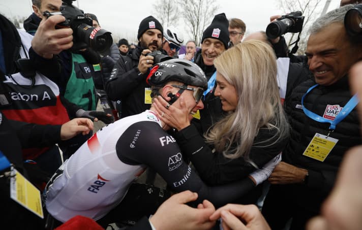 Tadej Pogacar umarmt seine Verlobte Urska Zigart nach dem Gewinn der Flandern-Rundfahrt 2023.