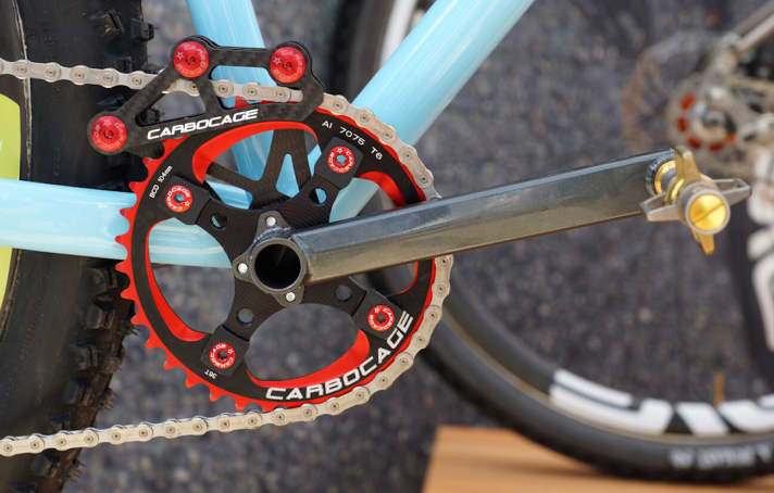   Four years ago, the first prototype of the Unique Cycle cranks was exhibited at the Eurobike trade fair. Since then, I've been dying to have these cranks. Sturdy, slim crank arms made from high-end steel tubes. So very chic! Perhaps not quite as detail-fetishistic as those of the welding god Rody Walter from Grooy Cycleworks. But just right for the Bressan. Unfortunately, Sören is making very, very slow progress with series production. After three quarters of a year of waiting, he has now recommended that I get a "transitional crank" first. By the way, my mate Hagen from Berlin has been waiting two years for his Groovy Cycleworks cranks. He was told by Rody Walter that delivery would probably be possible in a year's time. Yes, you have to be a bit patient if you want to treat yourself to something special.