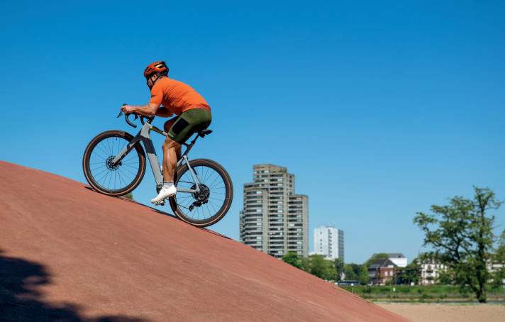 Zwölf breit gefächerte Gänge, 60 Nm, ein sportlich tiefer Lenker und bis 450 Watt erlauben brutale Steigungen über 30 %.