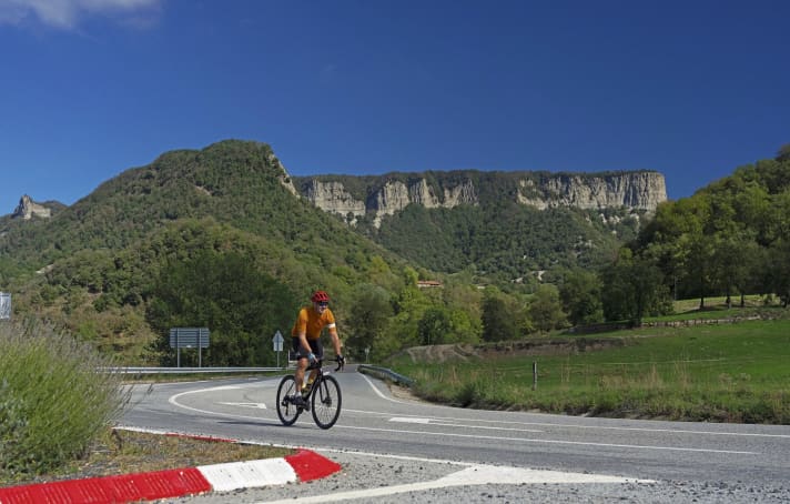 Die Straße bei Rupit (Tour 3) passiert die Felsen der Serra de Cabrera.
