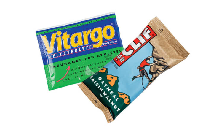   Schnelles Essen während einer Alpencross-Etappe: da müssen Iso-Getränke und Riegel herhalten.