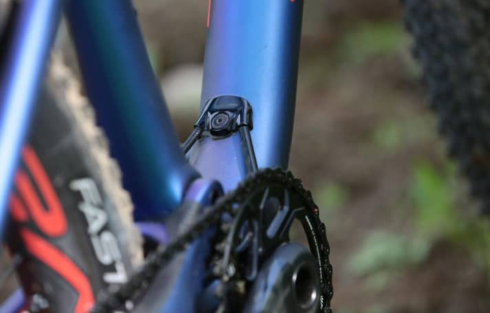   All cables and lines run inside the frame.