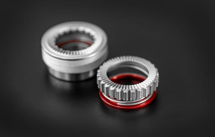   In der alten 240er-Naben kamen mehr Teile und zwei Federn zum Einsatz, in der neuen DT Swiss 240 EXP (vorne) wurden die Einzelteile reduziert und sie kommt mit einer Feder aus.