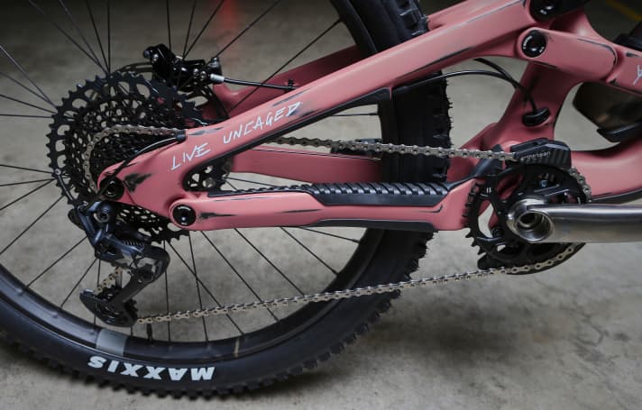   The MX version has shorter chainstays and greater end progression (433 mm in size L), while the 29er version is longer at 438 millimetres, which reduces the progression somewhat.