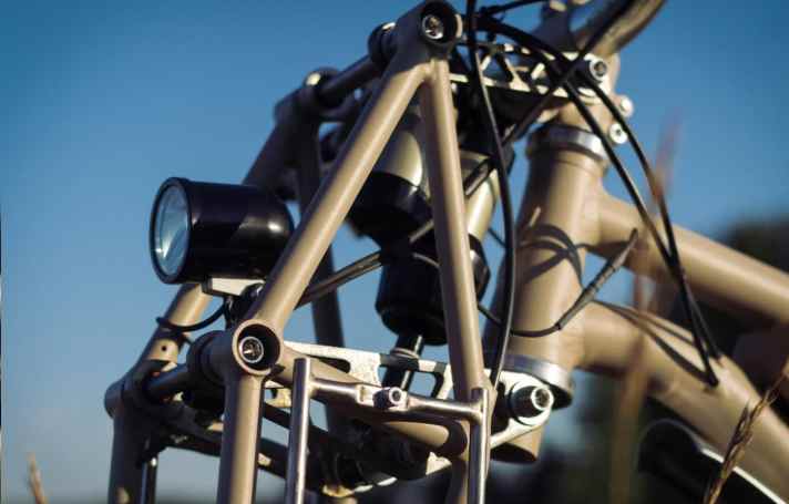 A steel parallelogram suspension fork also needs to be damped. This job is performed on the Auguste Causse Toujours by a shock absorber from Intend.