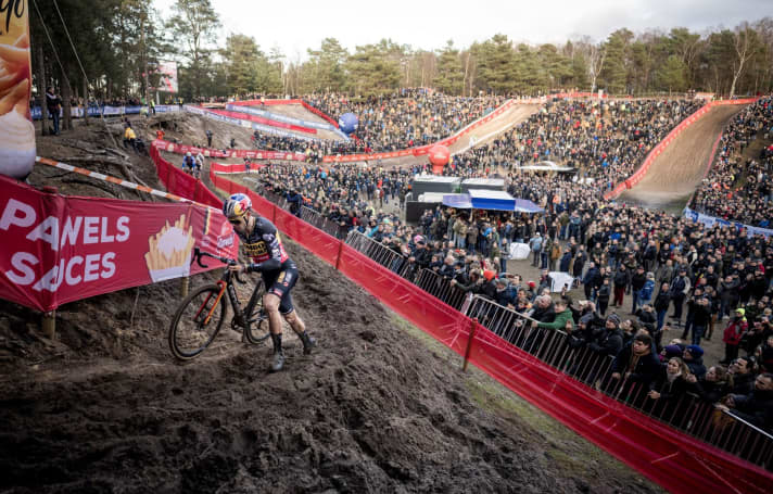 Ein Cyclocross-Spektakel der Extraklasse: Van Aert wird von den Fans zum Sieg geschrien.