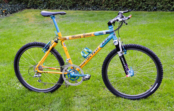Yeti A.R.C. AS: Replika des Teambikes von Missy Giove, hier in 17,5 Zoll. 1993er-Baujahr, alle Originalaufkleber von damals drauf. Answer Atac-Vorbau im "Team-Cut" sowie Missys Speedcase von Grafton in Türkis/Purple. Alles ziemlich originalgetreu, so Christian.