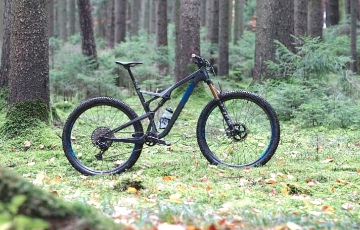   Das <a href="https://www.bike-magazin.de/mtb_news/mtb_neuheiten/stoll-bikes-t2m2-2021" target="_blank" rel="noopener noreferrer nofollow">Stoll T2</a>  wurde gerade erst neu vorgestellt und überrascht mit einem Gewicht von unter 11,0 Kilo bei 140 Millimeter Federweg.
