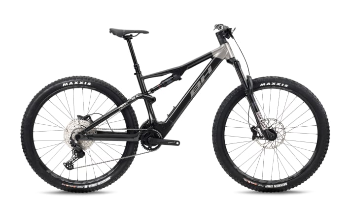 Das Einstiegsmodell BH iLynx Trail 8.0 steht mit 140 Millimetern Hub und soliden Einsteiger-Komponenten beim Händler.