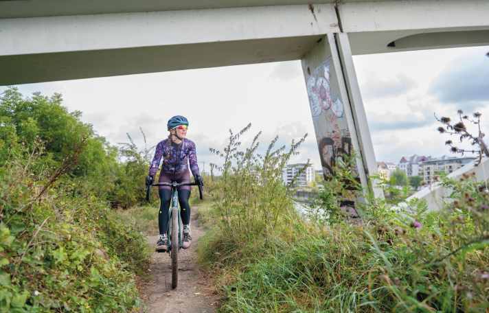 Emprunter tout simplement des chemins qui ne sont guère accessibles avec le Tourer - la découverte et le gravel vont de pair.
