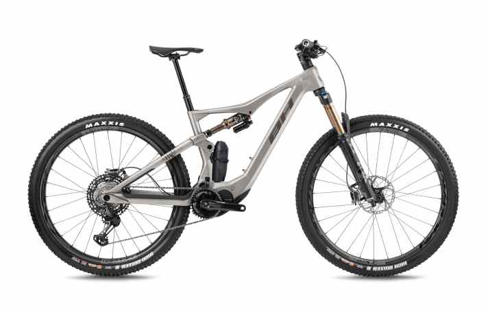 Der Zusatz-Akku (180 Wh) passt wie eine Trinkflasche ans Bike. Zusätzlich bleibt in einem zweiten Flaschenhalter Platz für Wasser im Rahmendreieck - das ist nur bei ganz wenigen Light-E-MTBs möglich.