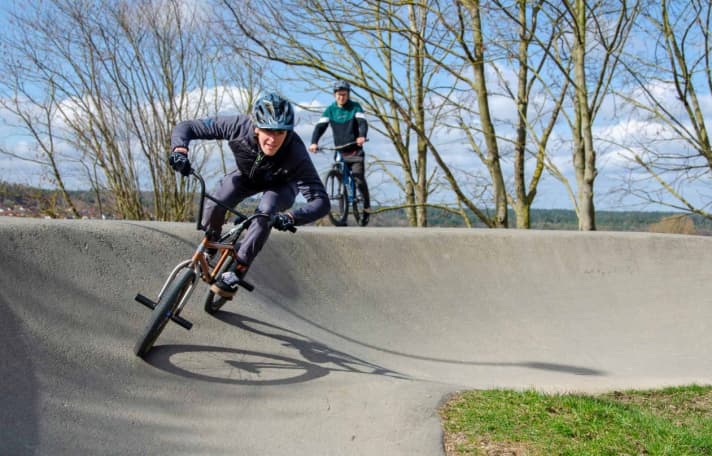 Whether BMX, dirt bike or mountain bike: a pump track brings together different types of roller sports equipment.
