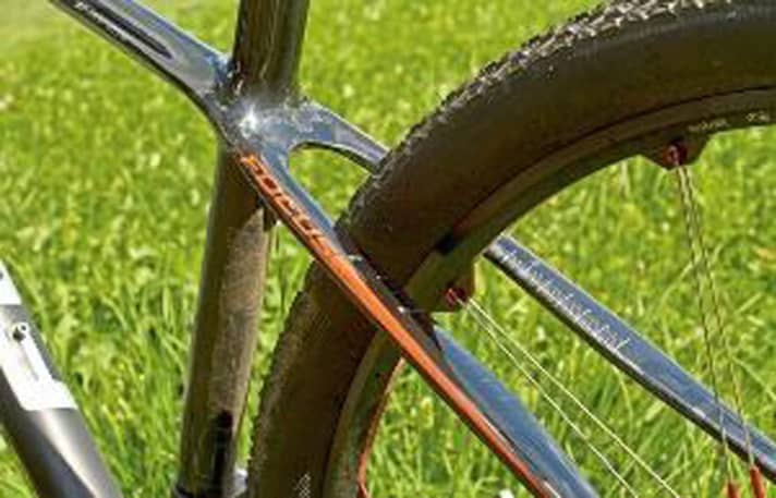   Unique shape on the Raven rear triangle. The wide, flat seat stays provide lateral stiffness and plenty of comfort at the rear.