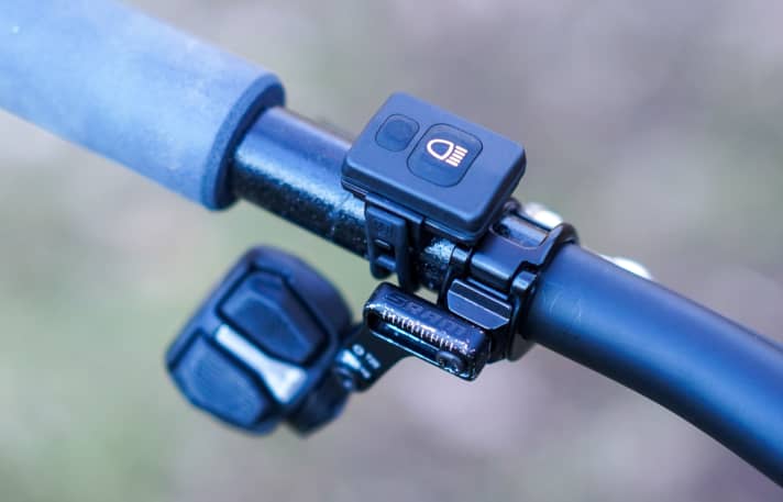 Small, practical and can be fitted with a rubber band: The Bluetooth switch.