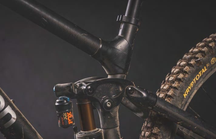 Great: the easy maintenance of the frame, which is completely threadless except for the bottom bracket and bottle cage. Easy to recognise: the titanium sleeves.