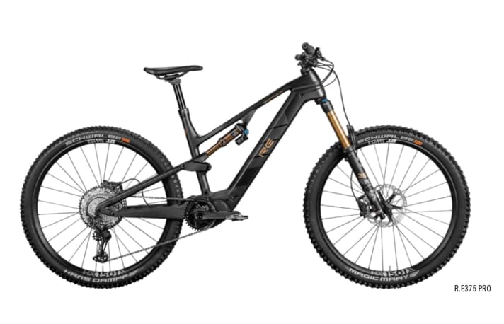   Enduro-Fans und Freeridern bietet Rotwild zusätzlich eine Plattform mit 170 Millimetern Federweg an der Front und 160 am Heck. Das Einstiegsmodell R.E 375 Core kostet 7499 Euro. Für das Top-Modell Pro (im Bild) sind 8999 Euro fällig. Die extrem lange und flache Geometrie (Lenkwinkel 63,5°) grenzt die Zielgruppe auf technisch versierte Piloten ein.