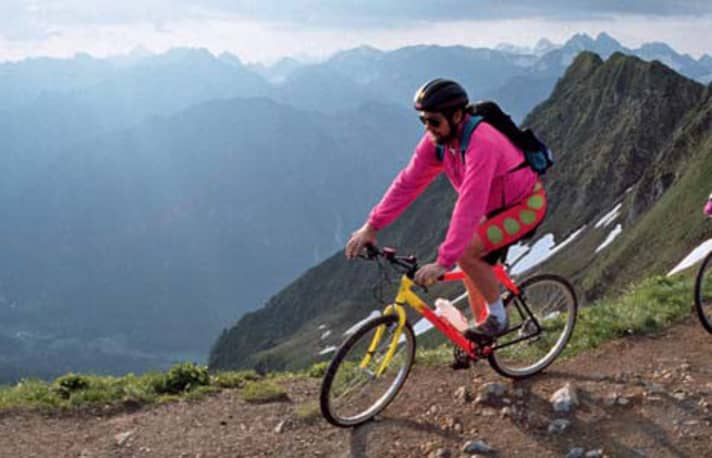   Transalp-Pionier Andi Heckmaier fuhr bei seiner ersten Alpenüberquerung von Oberstdorf an den Gardasee. Die Route ist bis heute nach ihm benannt.