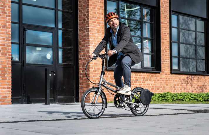 Thanks to its geometry and tyres, the Tern is more suitable for long distances. The round softbag conceals a self-deploying bag.