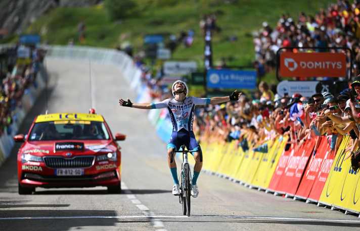 Soyez enlacés ! Lenny Martinez célèbre son plus grand triomphe à ce jour lors de l'étape finale