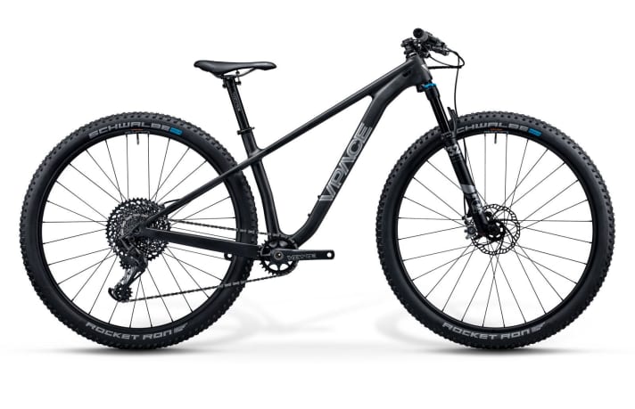 For particularly small riders, it is worth taking a look at the youth portfolio. The VPace MAXC29 with large 29-inch wheels and carbon frame is approved for riders weighing up to 63 kilos.