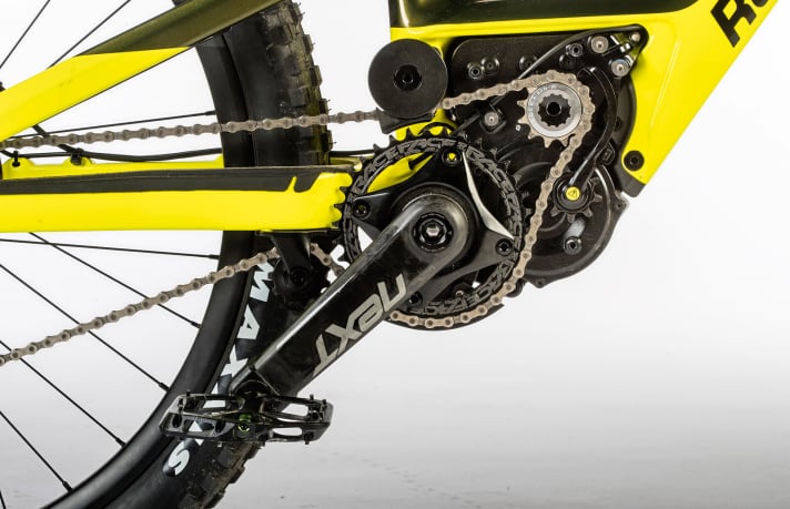   Innovativ und völlig anders: Beim Antrieb am Rocky Mountain wird die Kette über ein Antriebsritzel umgelenkt. Der Motor sitzt dezentral. Der Drehmomentsensor sitzt zwischen Ritzel und Kettenblatt und arbeitet mit der Kettenspannung.