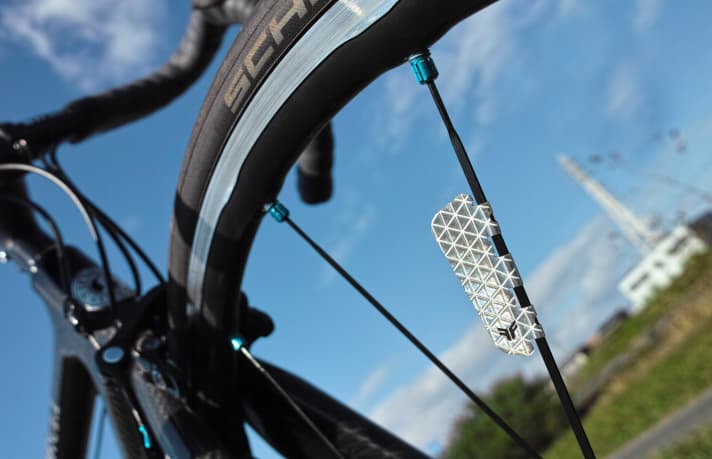   Hardly noticeable in everyday life and during the day. The Flectr Zero blends harmoniously into the overall picture.