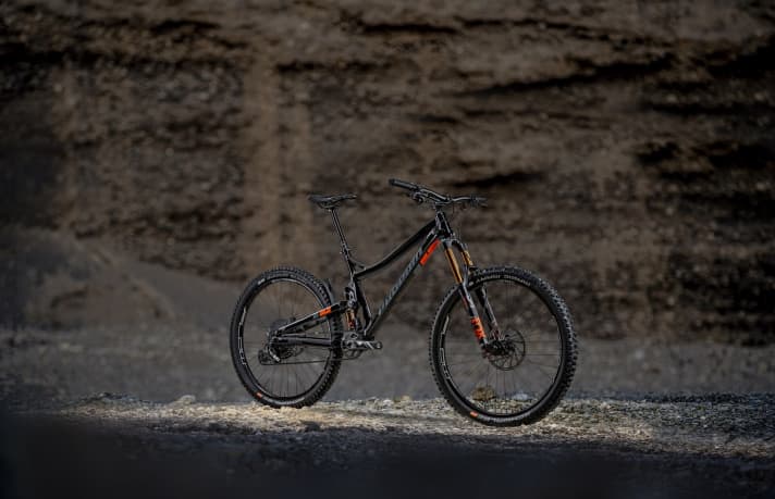   Das Propain Tyee AM soll sich mit "nur" 145 Millimetern Federweg im Heck etwas spritziger bewegen lassen als sein großer Bruder. Wirklich leichter ist es aber nicht.