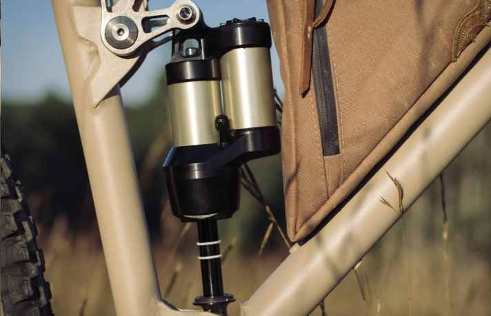 Auch im Heck werkelt ein Intend Hover Luftdämpfer. 130 Millimeter Federweg bietet das Fully von Auguste Handmade.