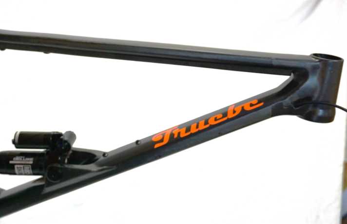 Der Carbonrahmen des True BC Knuth wird mit geringem Rohrdurchmesser und stabiler Wandstärke von Hand in Bayern laminiert.