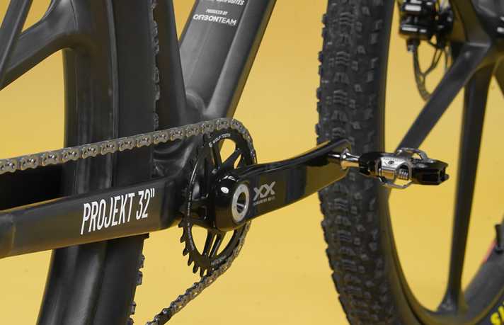 Für den Aufbau des 32-Zoll-Prototypen wurden nur leichte Teile ausgewählt, wie etwa die Sram XX Kurbel.