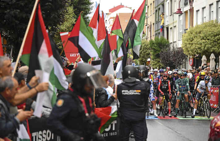 Pro-Palestinian demonstrators used the Vuelta several times as a stage for their protest. The cycling race faded into the background.