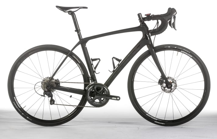 Le confort de la suspension et la position assise droite font du Trek Domane SLR6 Disc un vélo parfait pour les longues distances.