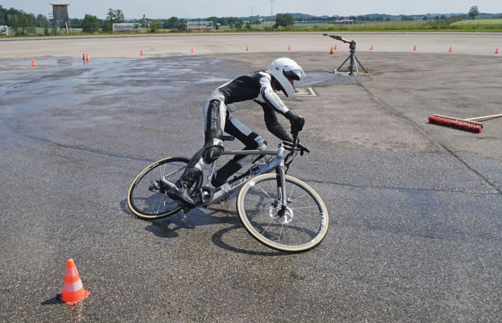 Kreisen bis zum Limit: TOUR-Redakteur Jens Klötzer lotet die physikalischen Grenzen der Testreifen aus. Stürze kommen vor, sind aber zum Glück selten