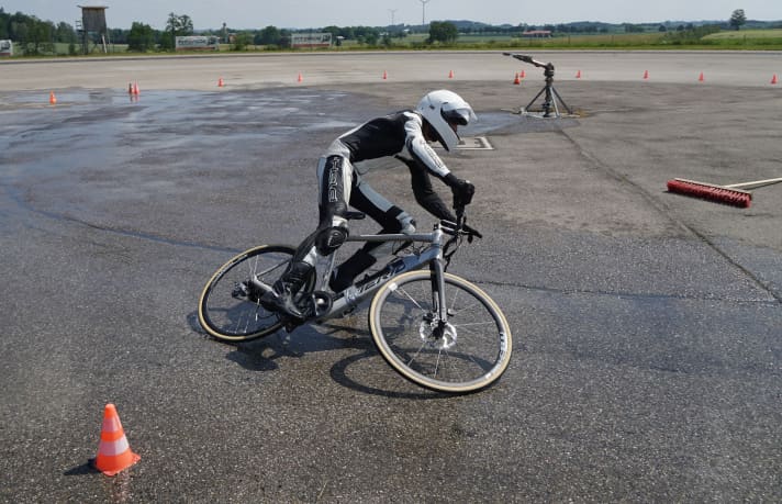 TOUR-Testleiter Jens Klötzer bei der Wahrheitsfindung –  einen Wimpernschlag, bevor er den Asphalt küsst