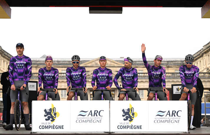 Das Team Jayco AlUla scheint vom Pech verfolgt zu werden