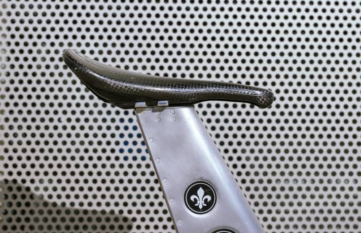 Statt für eine klassische Sattelstütze entschied sich Thomas für einen Sitzdom. Das wuchtige Teil hält <a href="https://www.bike-magazin.de/komponenten/sattel/mtb-sattel-becker-carbon-im-einzeltest/" target="_blank" rel="noopener noreferrer">einen 62 Gramm leichten Sattel der Rennsport-Manufaktur Becker Carbon. </a>