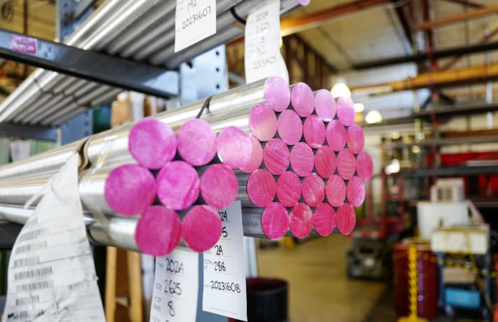   Knapp 90 Prozent des Rohmaterials werden zu Abfall. Um den ökologischen Fußabdruck so klein wie möglich zu halten, hat Chris King ein ausgeklügeltes Konzept entwickelt. Die Fräsen laufen mit biologisch abbaubarem Rapsöl, dass zurück gewonnen und wieder verwendet wird. Die Späne werden zu Pucks gepresst und können so gut und effizient recycelt werden.
