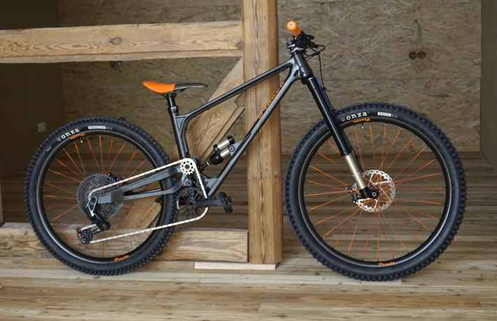 Für einen handlaminierten Carbon-Prototypen macht das True BC Knuth Trailbike mit High-Pivot-Hinterbau so einiges her.