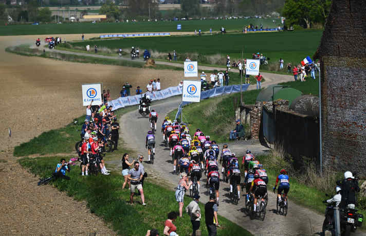Regroupement après une attaque de Lotte Kopecky et Lorena Wiebes