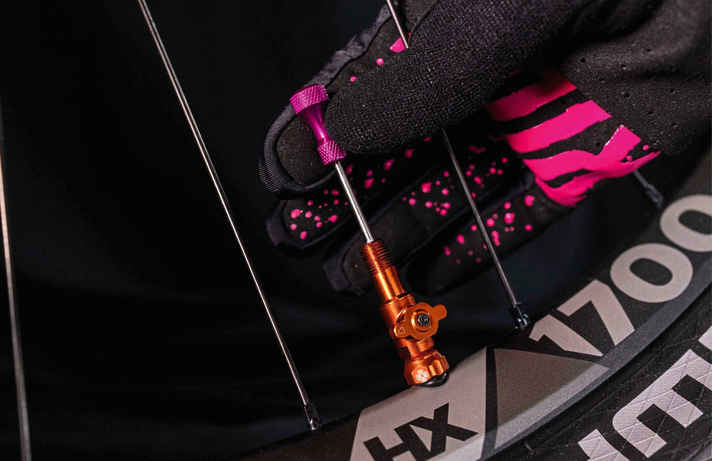 No more blockages, at least with tubeless set-up. This is ensured by the Muc-Off Big Bore valves with 254 per cent more air flow