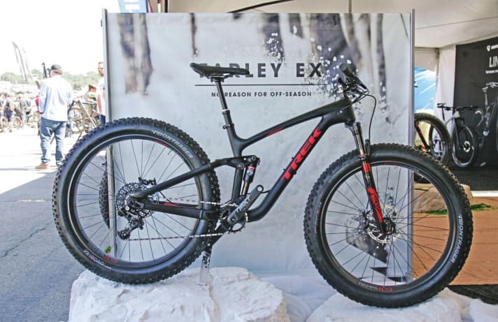 Although Trek has dropped the complete fat bike Farley EX from its range, the US company is still selling the <a href="https://www.trekbikes.com/de/de_DE/bikes/mountainbikes/fatbikes/farleyex/rahmenset-farley-ex/p/24999/?colorCode=grey" target="_blank" rel="noopener noreferrer nofollow">carbon frame</a>. The rear triangle squeezes 120 millimetres of travel out of the Fox shock and accommodates tyres up to 4.5 inches wide in 26" or 3.8" in 27.5". The 3.0 kilo carbon fibre chassis with Fox Performance shock costs 3199 euros. Still on offer: the Farley fat bike hardtail with aluminium or carbon frame.