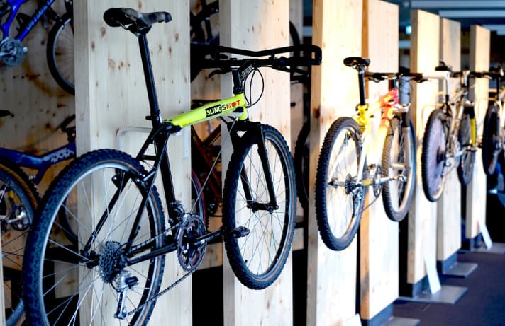   Die ausgestellten Räder sind nach Themen sortiert. In der MTB-Ecke finden sich neben frühen Fullys auch Raritäten wie dieses legendäre Slingshot, bei dem ein Stahlseil das Unterrohr ersetzt – was ein Plus an Komfort bringen sollte.