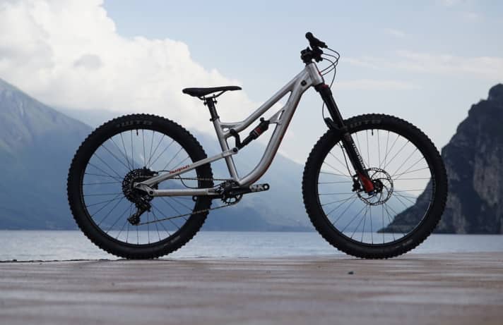 The key data for the Alutech Joo26: 26-inch wheels, 140/130 millimetre suspension travel, 13.65 kilos total weight for a price of 2499 euros.
