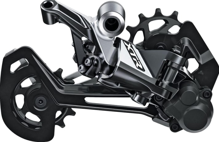 Shimano doesn't get any higher quality and lighter: the current XTR 12-speed version >> e.g. <a href="https://www.awin1.com/cread.php?awinmid=11768&awinaffid=471469&clickref=B+Shimano+XTR+M9100&ued=https%3A%2F%2Fwww.rosebikes.de%2Fshimano-xtr-rd-m9100-schaltwerk-12-fach-shadow-plus-gs-sgs-2669222" target="_blank" rel="noopener noreferrer">available at Rose</a>*.