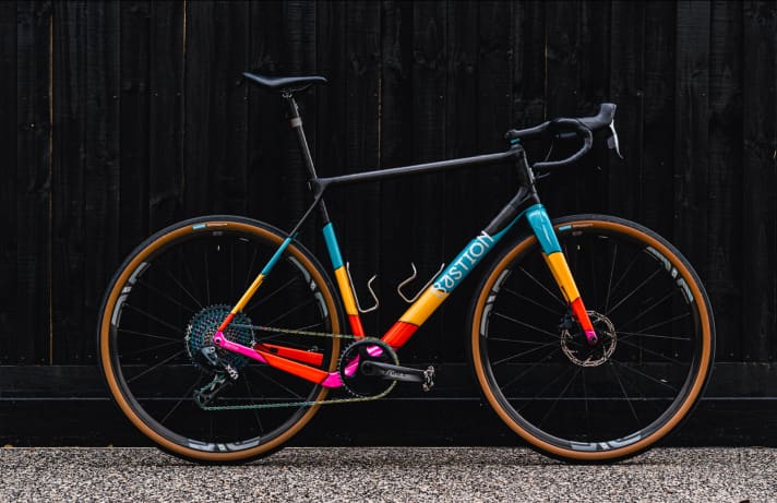 Chez Bastion, on conçoit un vélo de gravel entièrement autonome, pensé autour du cycliste.