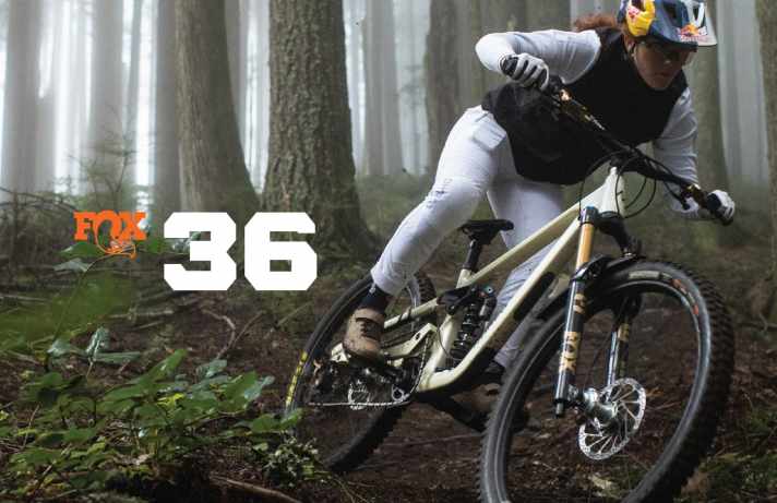 Gracey Hemstreet steuert ihre 36er Fox durch tiefen Waldboden... wo bleiben die Schläge und Stufen?