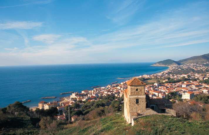 Einen herrlichen Ausblick auf die Küste und den Nationalpark Cilento hat man vom Örtchen Castellabate