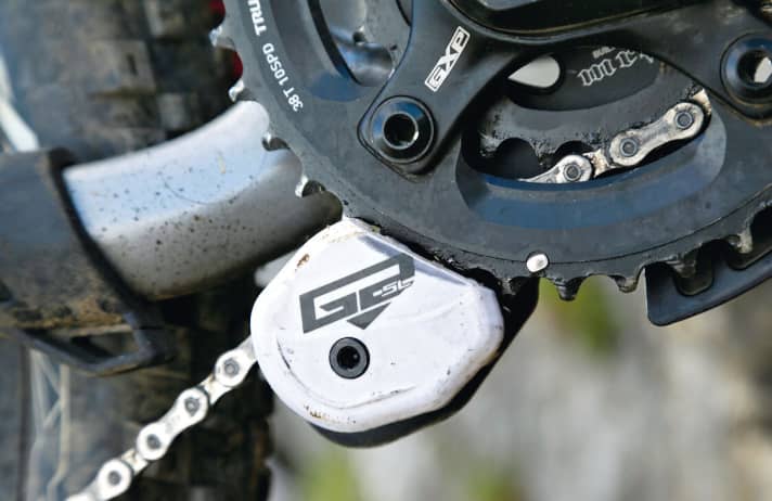   Broken off: The pre-assembled chain guide only lasted a few kilometres. The replacement part held, but only thanks to a little filing.