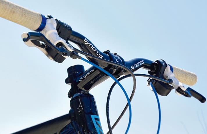   Bedienfreundlich: Mit dem 670 Millimeter breiten, gekröpften Syncros-Lenker behält man die Kontrolle.