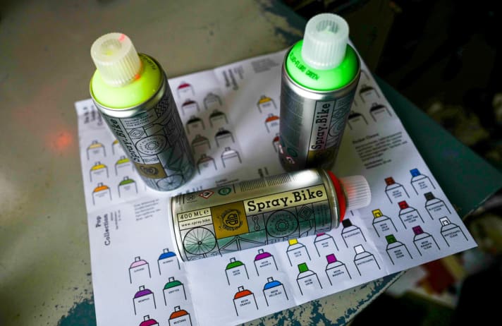 I got started on a sunny Saturday. I sprayed the frame with the four neon colours I had ordered. Cost per bottle: 14.90 euros. It was really amazing how well the colours covered. Apart from meticulous cleaning, no pre-treatment was necessary on the frame itself. No blasting, no sanding, nothing. I made a new lettering with a cutter and adhesive tape: Yeah! Should I ever switch from journalism to frame building, that would be my brand name - Yeah Cycles.